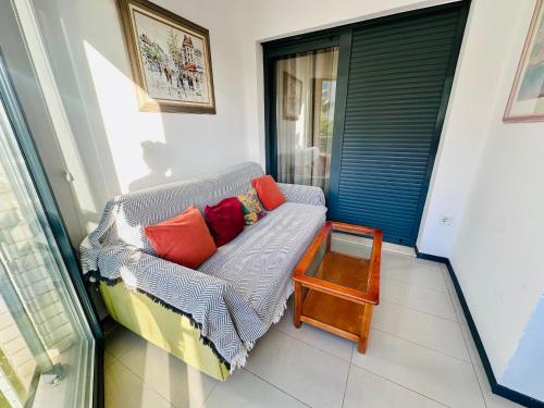 eine Couch mit bunten Kissen auf einem Balkon in der Unterkunft A1126 - Gemelos 24 - 2004 Finestrat in Cala de Finestrat