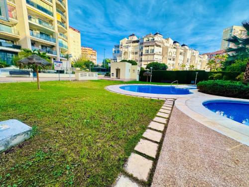 ein Park mit zwei Schwimmbecken und einigen Gebäuden in der Unterkunft A1126 - Gemelos 24 - 2004 Finestrat in Cala de Finestrat