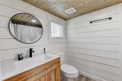 un bagno con lavandino e specchio di Tiny Islands Resort - Canary a Fischer