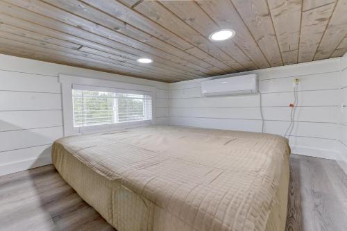 una camera da letto con un letto in una stanza con una finestra di Tiny Islands Resort - Canary a Fischer