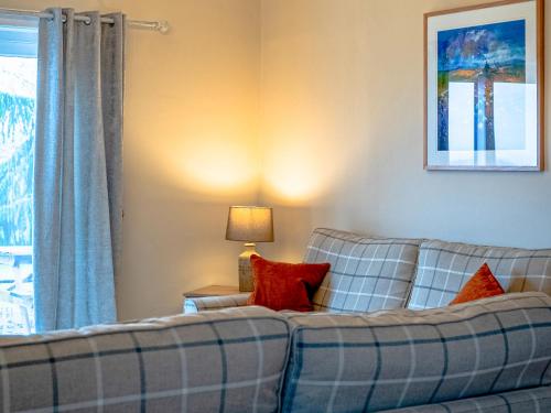 een woonkamer met een bank en een raam bij Ninetrees - Uk47883 in Keilour