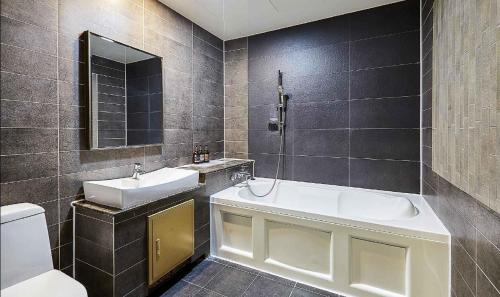 un bagno con lavandino, vasca e WC di Hotel Pacific a Suwon
