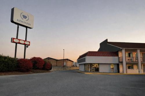 an empty parking lot in front of a motel at King's Inn Motel in Reading