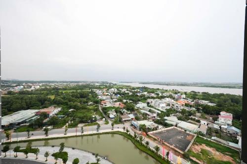 胡志明市Hera House l Vinhomes Grand Park的河流旁城市的空中景观