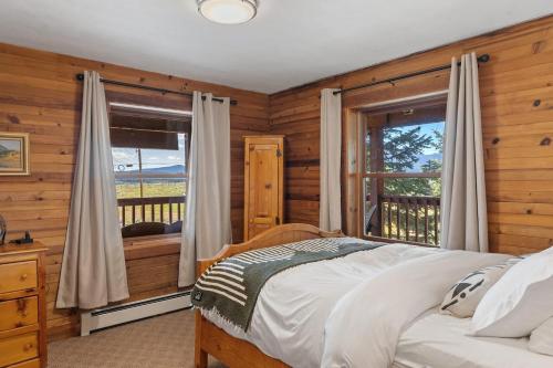 Postel nebo postele na pokoji v ubytování True North Adventure Lodge Steamboat Lake