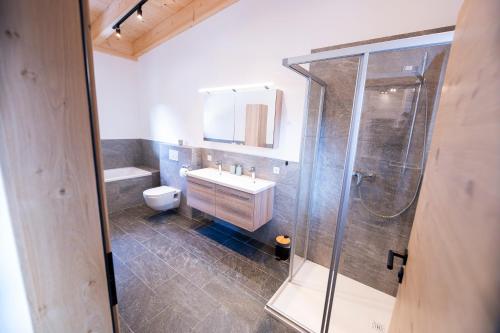 un bagno con wc, lavandino e doccia di Apartment Lorenz a Scharnitz