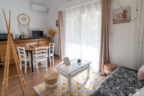 PrémilhatにあるLa Petite Vernoelleのテーブルとダイニングルームのあるリビングルーム