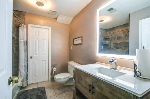 Koupelna v ubytování Private and Spacious Lakefront Home in Memphis!