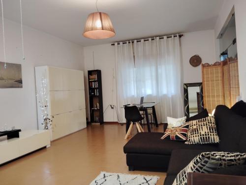 un soggiorno con un divano e un tavolo di Room Bed Boat Cottage a Berra