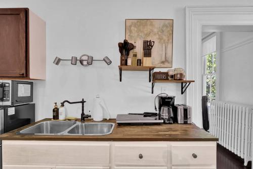 une cuisine avec un évier et un plan de travail dans l'établissement Spacious 1 bed 1 bath Apt Close to Downtown and Beach, à Cobourg