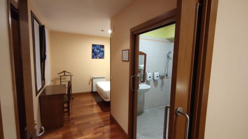 ein Badezimmer mit Dusche, Toilette und Waschbecken in der Unterkunft Ostatu de zegama in Zegama