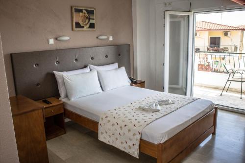 Ένα ή περισσότερα κρεβάτια σε δωμάτιο στο Hotel Ilios 