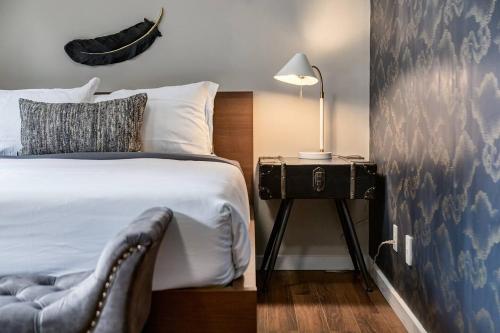 En eller flere senge i et værelse på The Perfect Getaway for Exploring Canmore and Banff)