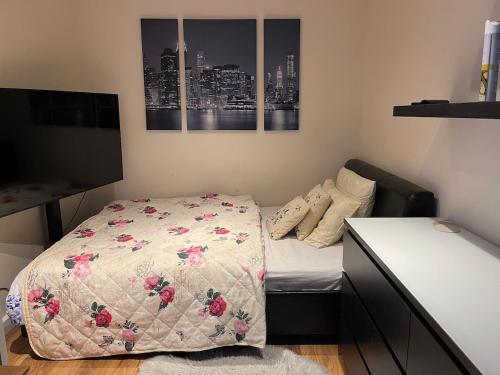 een kleine slaapkamer met een bed en een bureau bij One Bedroom Flat in London Heathrow 20 minutes drive in Greenford