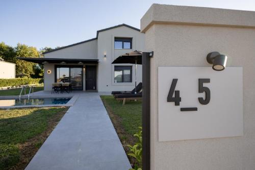 Billede fra billedgalleriet på HELIOS - Seaside Pool Villa & Private Parking i Olympiakí Aktí