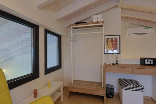 Billede fra billedgalleriet på HELIOS - Seaside Pool Villa & Private Parking i Olympiakí Aktí