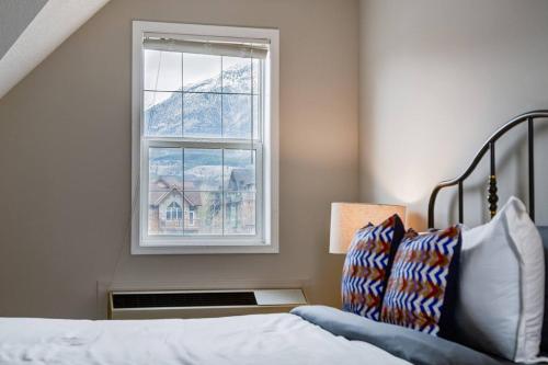 En eller flere senge i et værelse på Cozy and Stylish Stay in Mountain View Condo