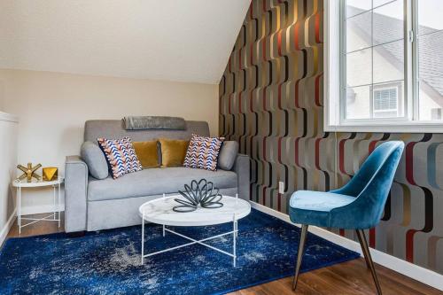 Et opholdsområde på Cozy and Stylish Stay in Mountain View Condo