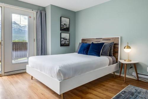 En eller flere senge i et værelse på Stunning Mountain View Cozy Studio for Small Grp