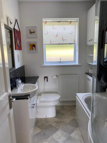 Et badeværelse på East Cottage at Parbroath Farm