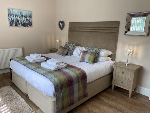 En eller flere senge i et værelse på East Cottage at Parbroath Farm