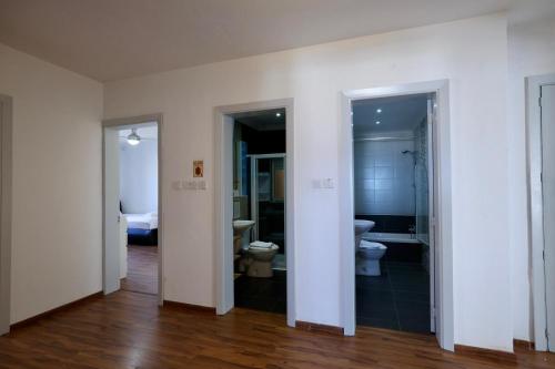 een kamer met een badkamer met toilet en wastafel bij SeaView Escape with Pool Access in St Paul's Bay