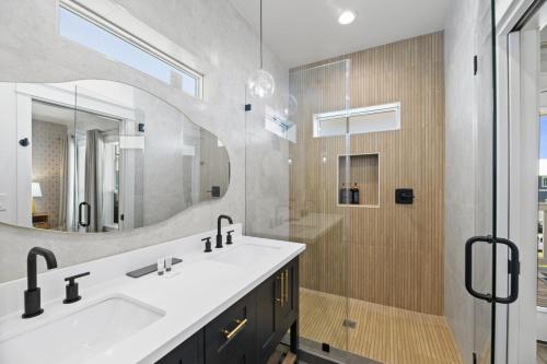 Koupelna v ubytování Beachside Cottage, Private pool close to beach