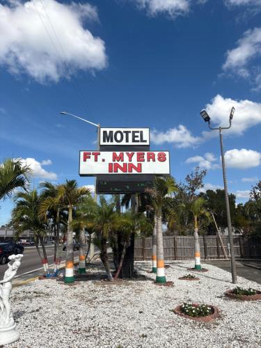 a motel sign on the side of a street at Fort Myers Inn in Fort Myers