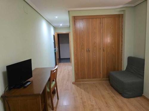 Télévision ou salle de divertissement dans l'établissement Hotel el roble palentino