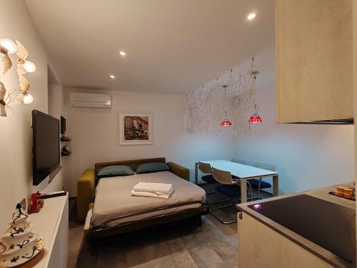 Piccola camera con letto e tavolo. di Maison Josephine ad Aosta