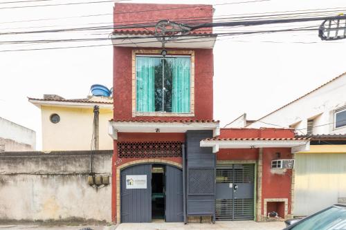 un vecchio edificio con una finestra su una strada di Studio Romântico a Volta Redonda
