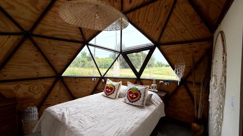 En eller flere senge i et værelse på Domo Buda - Experiencia Glamping en Mar de Ajó