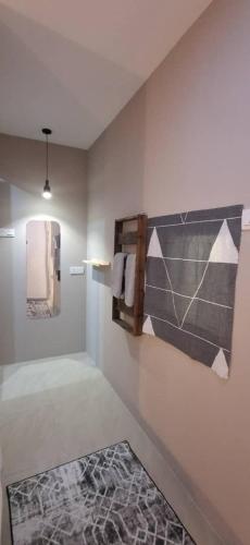 un bagno con specchio e asciugamani su una parete di Cozy Nook a George Town