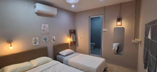 una camera con due letti e un bagno con specchio di Cozy Nook a George Town