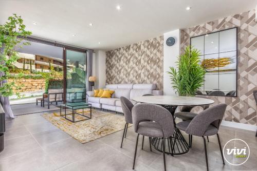 un salon avec un canapé, une table et des chaises dans l'établissement ViVi Homes - Apollo Luxury, Pool, Gym & Beach, à Fuengirola