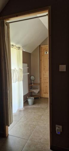 eine offene Tür zu einem Zimmer mit Bad in der Unterkunft Le Grand Gite De La Promenade in Montoire-sur-le-Loir