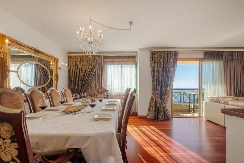Cliff View Apartment - By Wehost