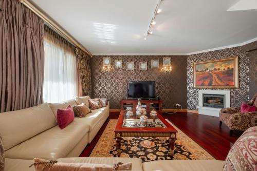 Cliff View Apartment - By Wehost