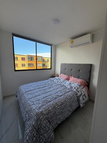 En eller flere senge i et værelse på Luxury apartment, new and modern