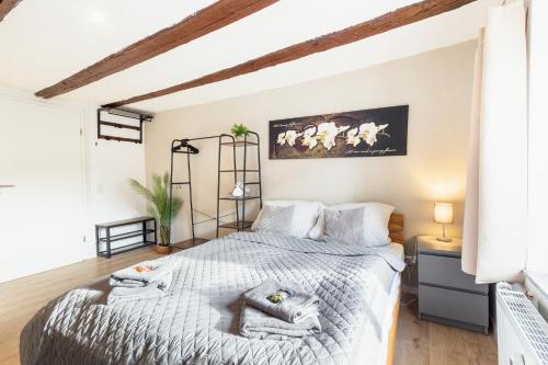 Кровать или кровати в номере Haus Saarburg Innenstadt Bleser Appartements