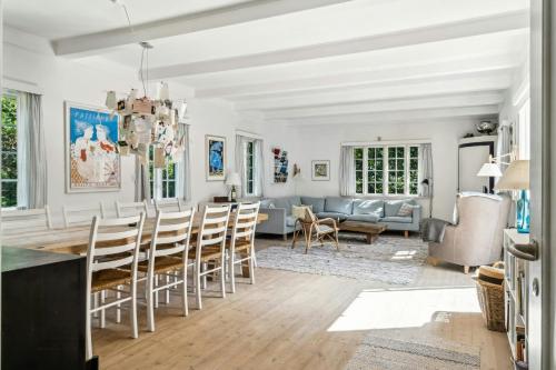 Un comedor y una sala de estar con mesa y sillas. en Summer House With Large Nature Plot In Rørvig, en Rørvig