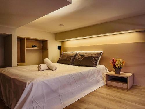 een slaapkamer met een groot bed en een tafel bij Espaço Versa Brooklin in Sao Paulo