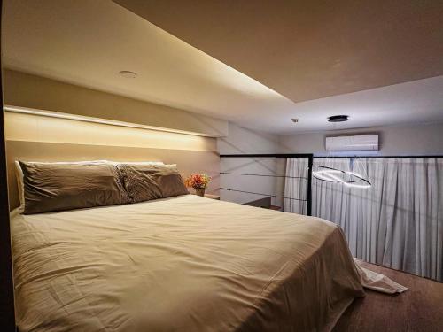 een slaapkamer met een groot bed met een plafond bij Espaço Versa Brooklin in Sao Paulo