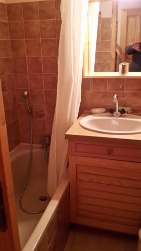 y baño con ducha, lavabo y espejo. en La Coupe De Cristal en Saint-Gervais-les-Bains