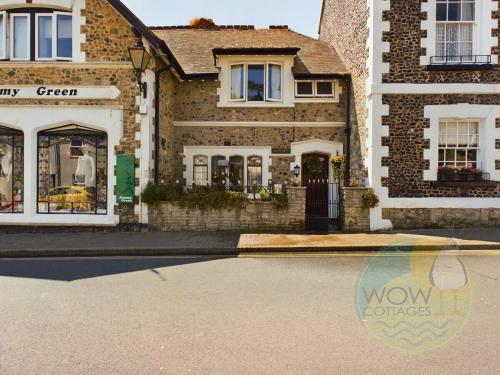 una casa con un riflesso in una pozzanghera nella strada di Haslemere - Beer Devon a Beer