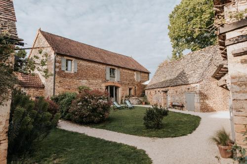 een extern uitzicht op een huis met een binnenplaats bij Maison d'hôtes Bel Estiu in Saint-Geniès
