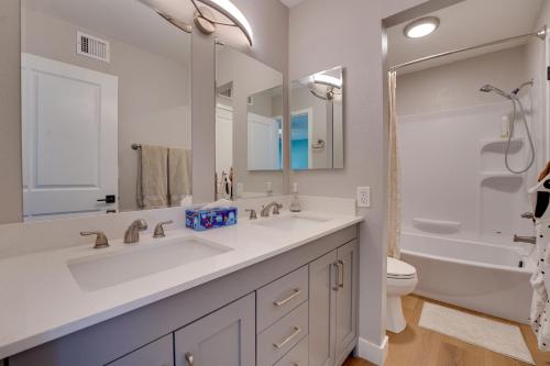 een badkamer met 2 wastafels, een douche en een toilet bij 9 Mi to Downtown Tempe Condo with Pool Access in Helena