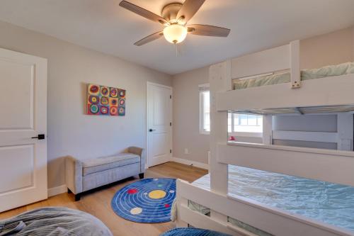 een slaapkamer met een stapelbed en een plafondventilator bij 9 Mi to Downtown Tempe Condo with Pool Access in Helena