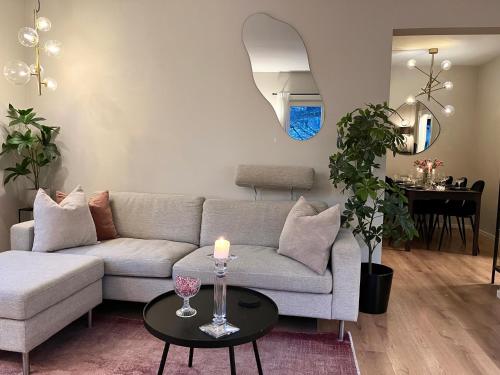 Modern apartment with a balcony and free parkingにあるシーティングエリア