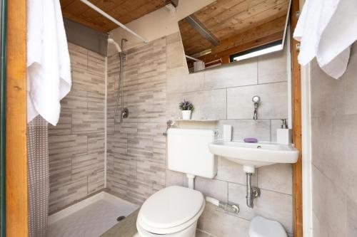 een badkamer met een toilet, een wastafel en een douche bij Villa Messapia in Torre dell'Orso